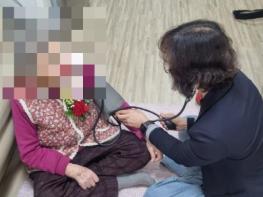 안산시 상록수보건소, 어버이날 맞아 독거 어르신에 카네이션 전달 기사 이미지