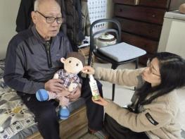 동무 되는 AI돌봄인형...홍성군, 스마트 돌봄서비스 호평 기사 이미지