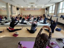 함평군, 어르신 건강 위한 ‘청춘 한방(韓方) 컷! 실버요가교실’ 운영 기사 이미지