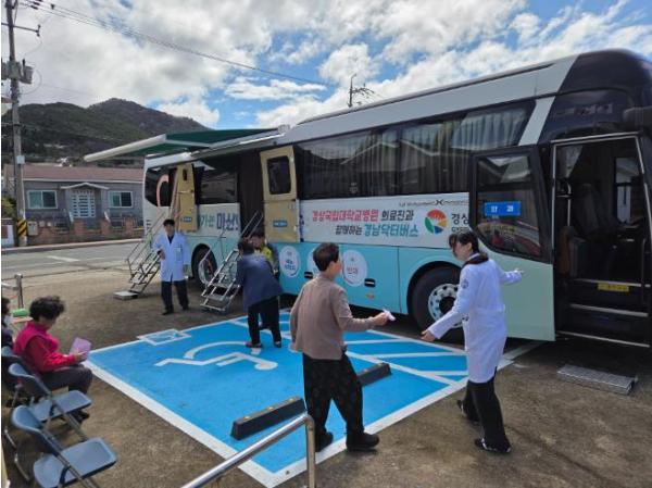 “우리 마을 의료 해결사” 거제 가배마을 찾은 닥터버스 현장