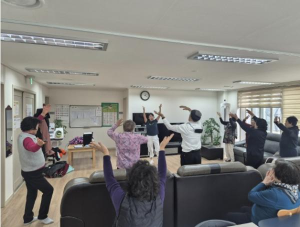 시흥시보건소, 생활공간으로 찾아가는 '실버 건강체조' 운영, 호응 커