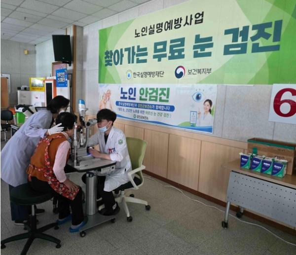 “희려진 시야에 다시 밝음을” 강진군, 노인 안검진 인기