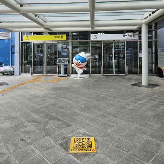 “스캔 한 번으로 시작되는 강릉 여행” 강릉시, 관광정보 제공 QR코드 보도블록 설치