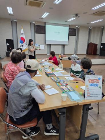 서구 가좌건강생활지원센터, 삶을 기록하고 추억을 나누다...장수누리학교 어르신 자서전 그림책만들기 운영