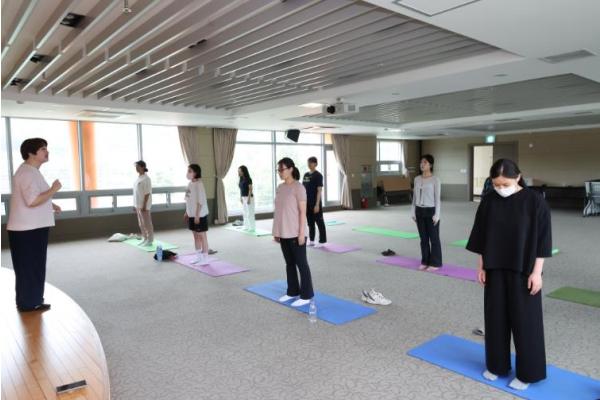 무주군, ‘맘(Mom) 편한 힐링 요가 교실’ 운영 눈길... 예비·육아 엄마들의 심신 안정, 건강 증진 프로그램