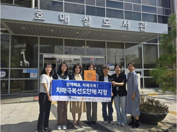 수원 권선구보건소 치매안심센터, 신규 치매극복선도단체·안심가맹점에 현판 전달